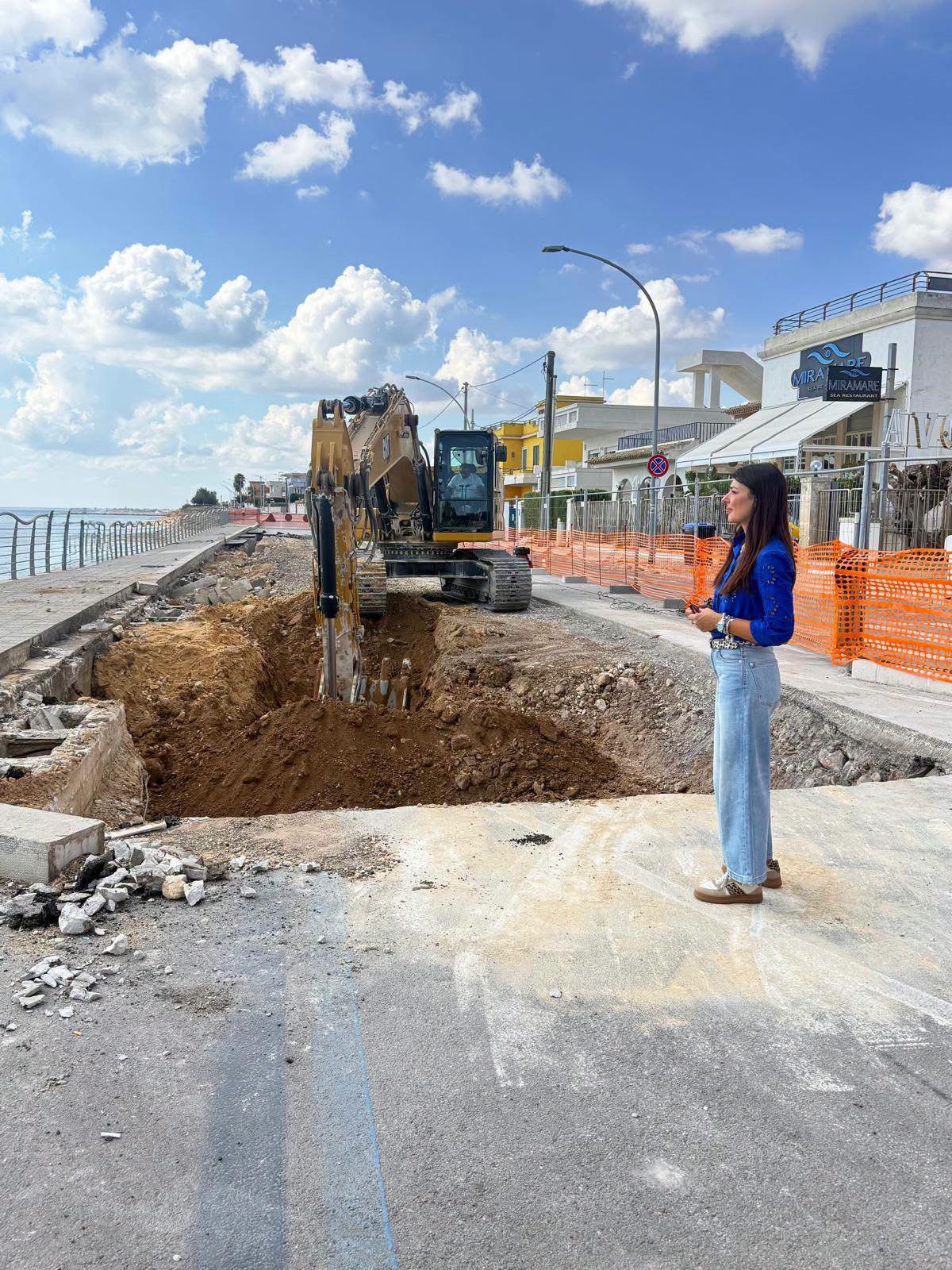Rossana Cannata sul lungomare di Avola durante i lavori per la difesa della costa.